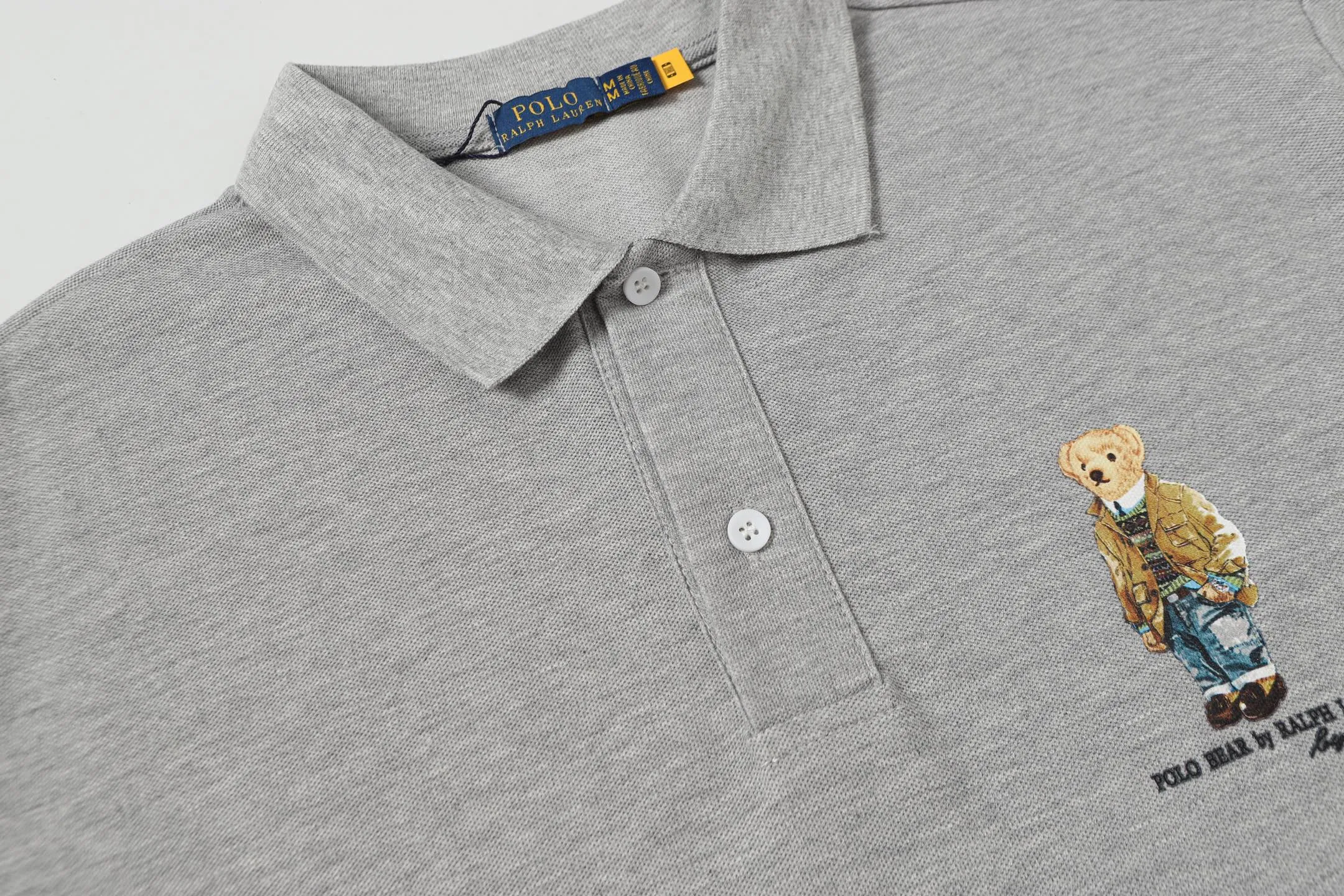 P156 Style number: A016 [Ralph Lauren classic bear print Polo shirt] ✅250 grams of fine cotton pique fabric, custom-woven and dyed threads ✅Original stickers Scan the QR code to enter the official website ✅Large version, loose and stylish, can wear up to 210 pounds Color: black, white, navy, blue, sky blue, dark gray, floral gray Size: S-XL